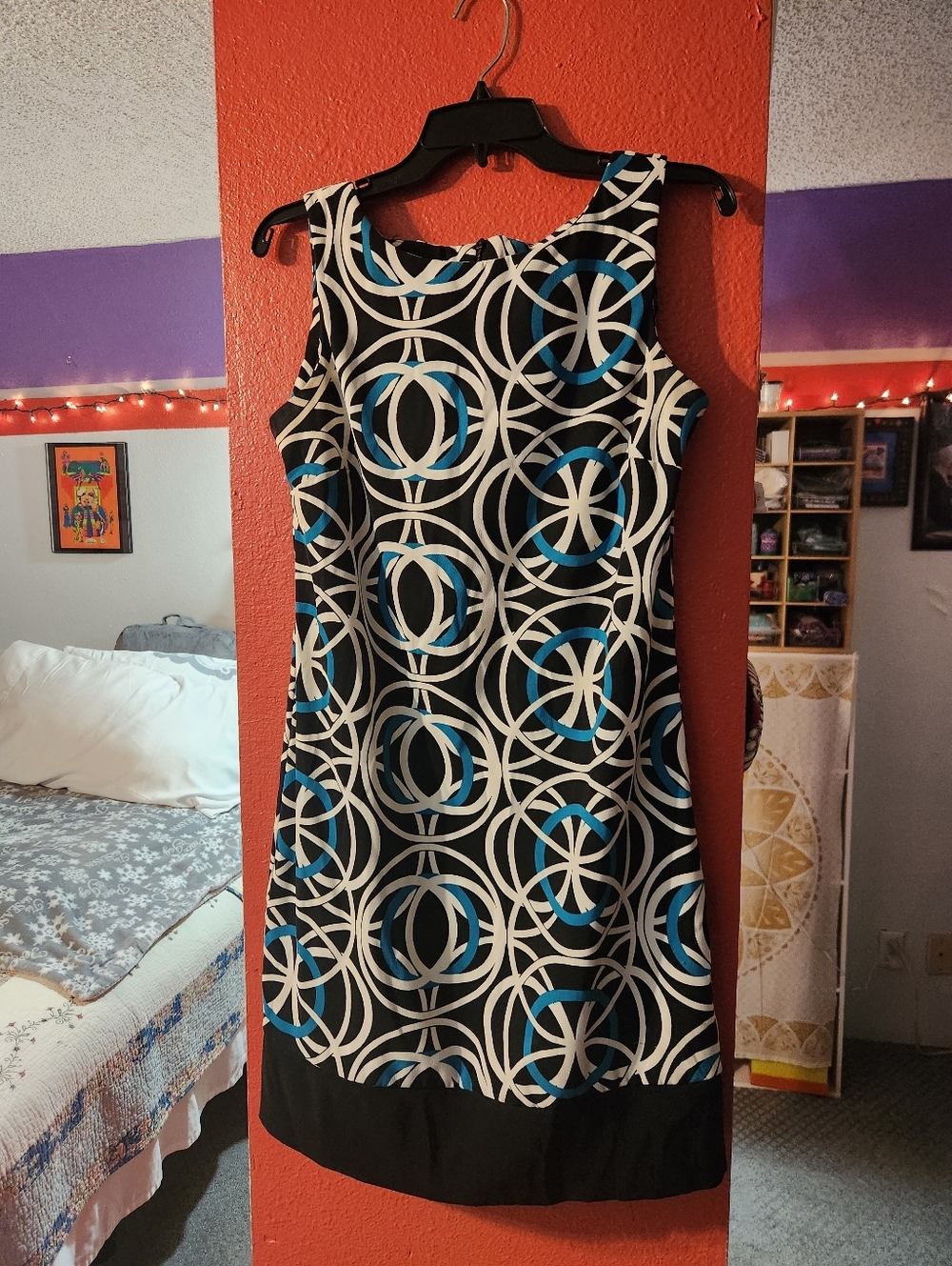 Sleeveless Geometric Print Shift Dress in Black and Blue